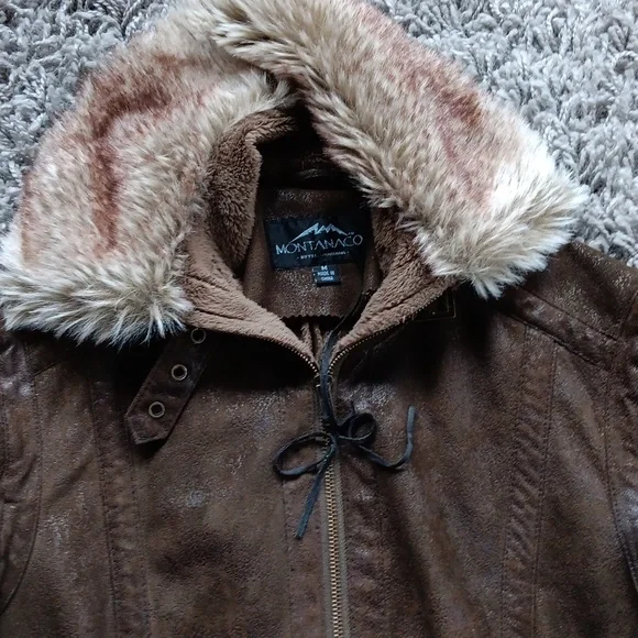 Elegant Brown Leather Jacket with Fur Collar - Picture 2 of 5